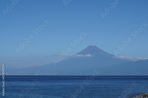 海から見える富士山