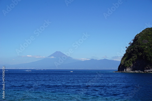 海から見た富士山