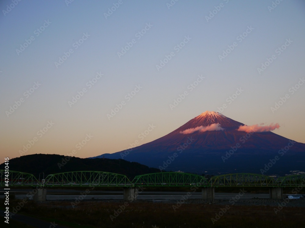 冨士川からの夕暮れの富士山　横構図