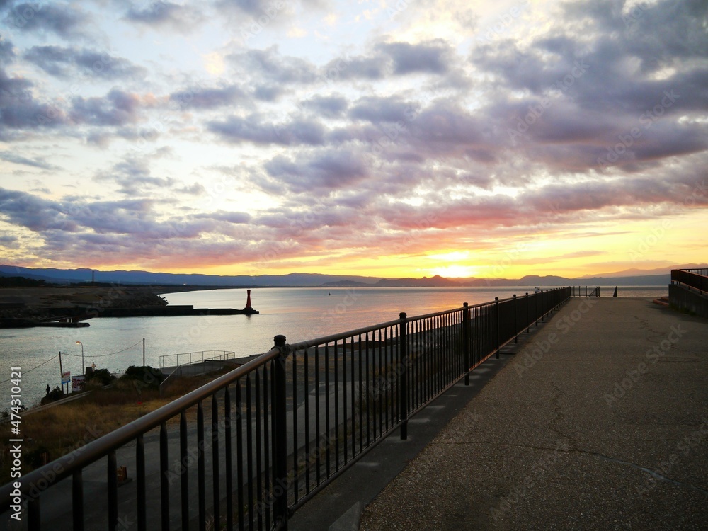 明け方の海の植える遊歩道