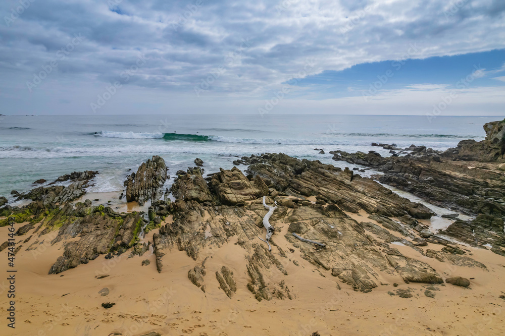 Morning ocean views with waves and rocks