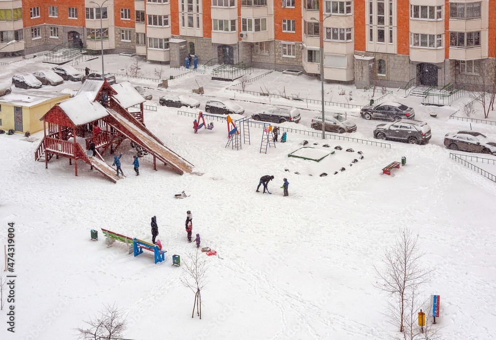 Naklejka premium Children play in the winter yard