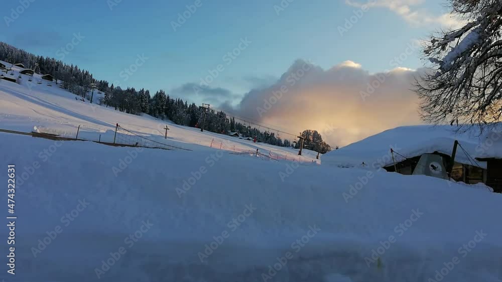 Coucher de soleil sur la neige en Haute Savoie Coucher de soleil sur la neige en Haute Savoie