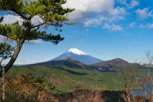神奈川県箱根町 紅葉の芦ノ湖と富士山