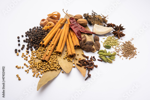 Photos Indian Garam masala powder and colourful spices. selective focus