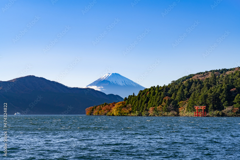 神奈川県箱根町　紅葉の芦ノ湖と富士山