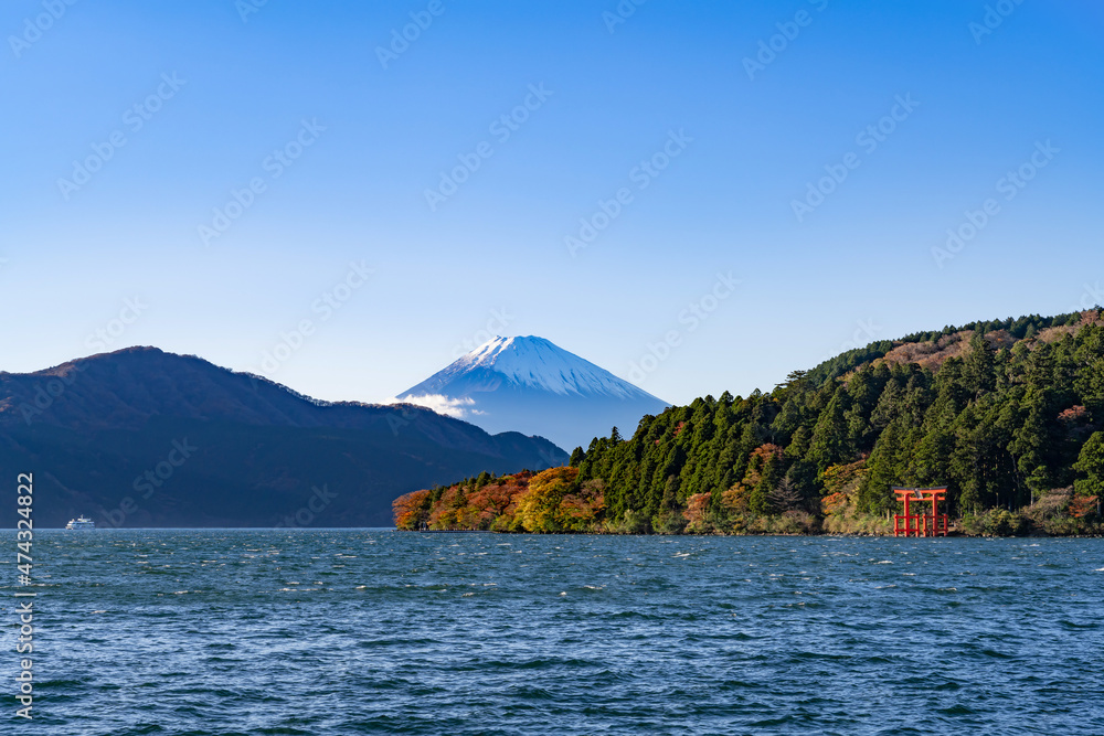 神奈川県箱根町 紅葉の芦ノ湖と富士山 神奈川県箱根町 紅葉の芦ノ湖と富士山