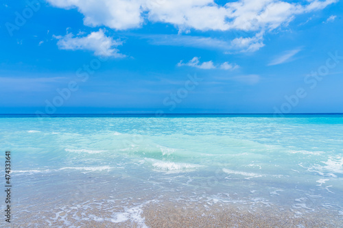 Fototapeta Naklejka Na Ścianę i Meble -  Turquoise clear water and blue sky in sunny weather on the beach a Melbourne beach, Florida