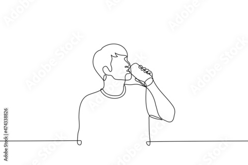 man stands and drinks beer, energy drink or soda from aluminum can - one line drawing vector. concept of drinking alcohol or unhealthy sweet drinks