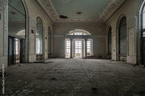 Bild auf Leinwand Beautiful interior of an old abandoned palace