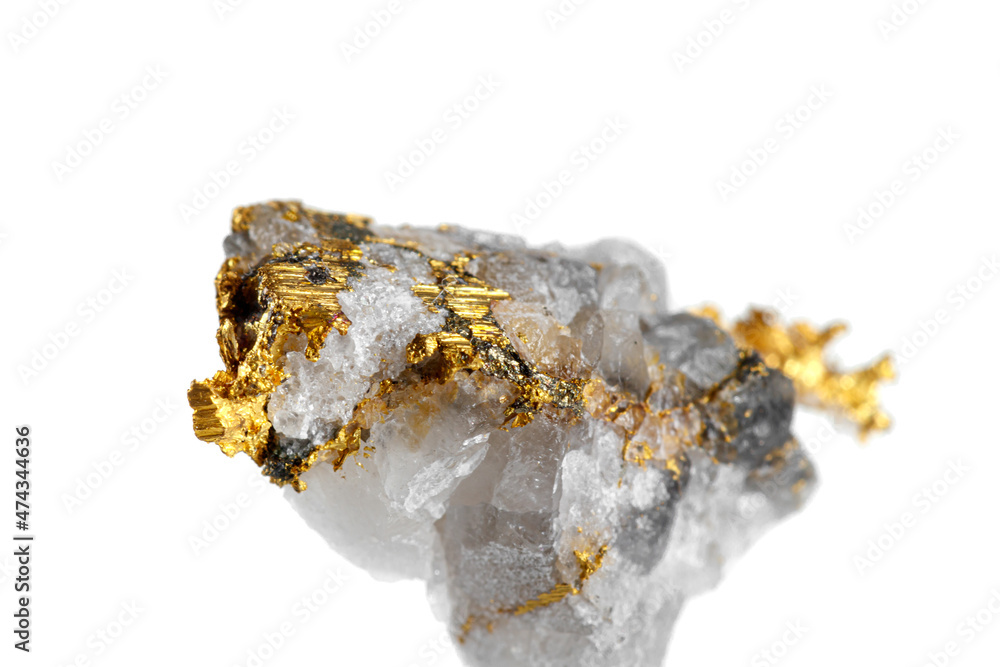 macro mineral stone metal gold in quartz on a white background - obrazy, fototapety, plakaty 
