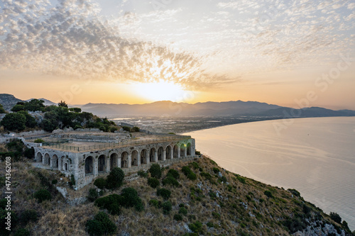 Vista aerea del tempio di Giove Anxur a Terracina. Un Paesaggio bellissimo in riva al mare. Una costruzione dell’antica Roma

