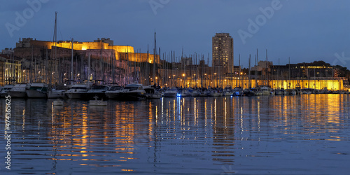 Le port de Marseille au lever du jour