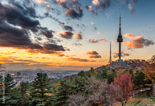 Obraz na płótnie Namsan mountain at sunset in autumn, Seoul, South Korea. w salonie