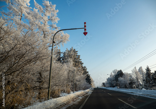 矢羽根のある真冬の北海道の凍結道路と樹氷