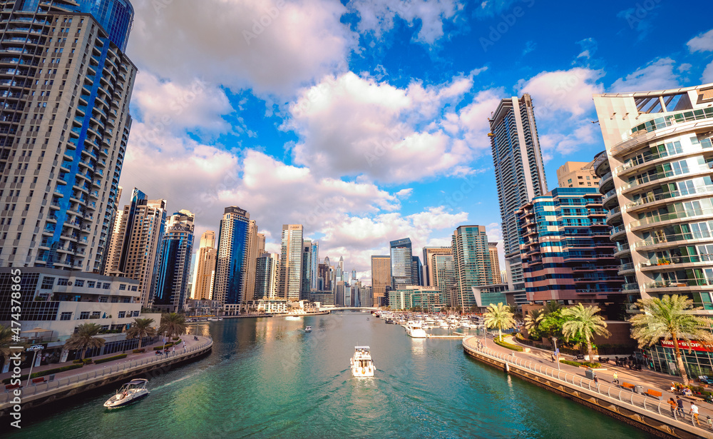 Obraz premium Beautiful view of the waterway that passes through the middle of the Dubai Marina district, surrounded by tall skyscrapers, Dubai, UAE