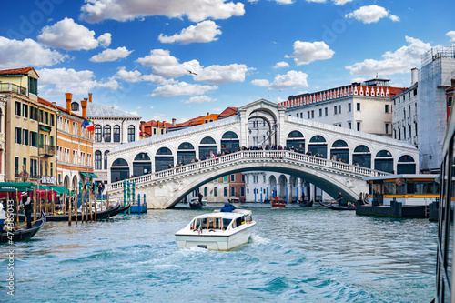 Venezia, Italia. Vista del Ponte di Rialto su Canal Grande da un vaporetto. Si intravede la fermata Rialto del battello e alcune barche.