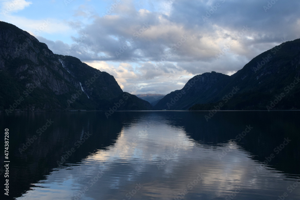 lake and mountains
-Sandvinvatnet Odda, norway