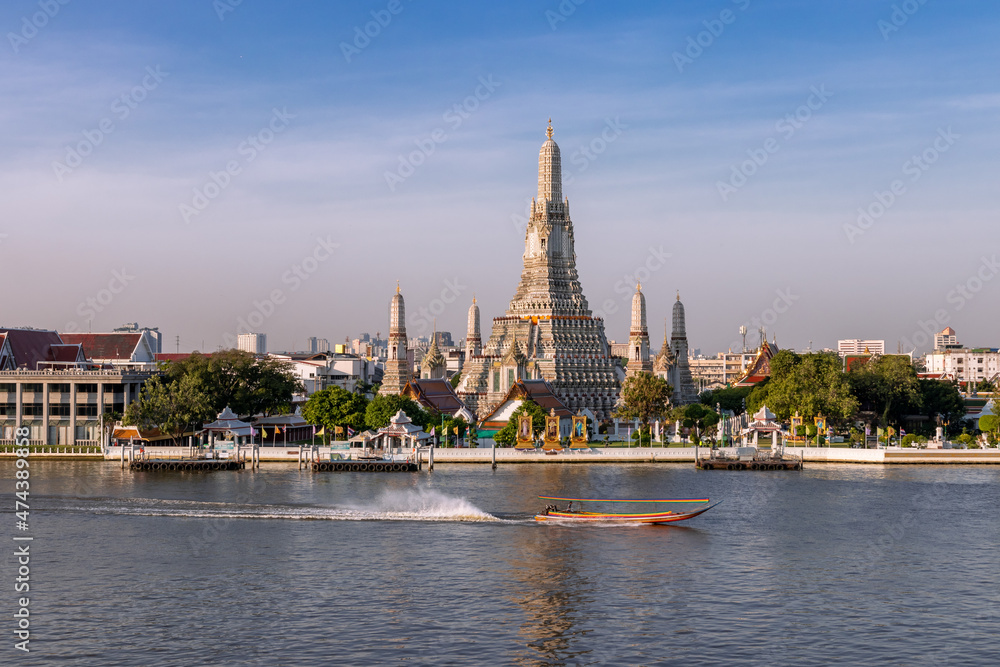 Obraz premium Wat Arun, Temple of dawn in the morning time, Bangkok,Thailand
