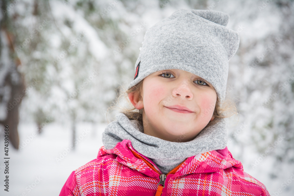 In winter, there is a little girl in the forest. In winter, there is a little girl in the forest.