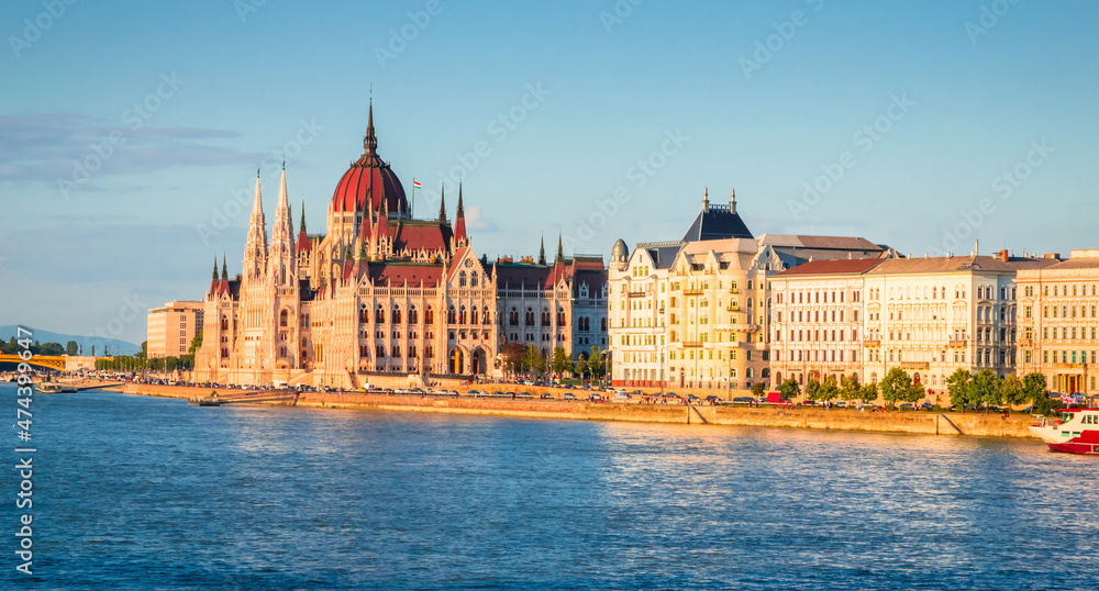 Obraz premium Beautiful view of Hungarian parliament, Budapest , Hungary