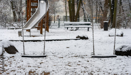mit Schnee bedeckter leerer Kinderspielplatz im winterlichen Berliner Tiergarten 