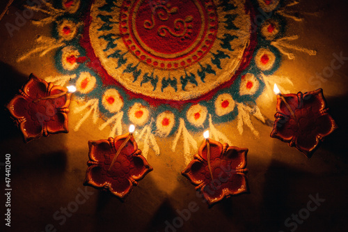 Foto Diwali Celebrations- Clay Diya lamps lit around rangoli during Diwali, Hindu festival of lights celebration