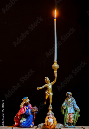 Baltasar y su paje adorando al niño, junto candelabro. Navidad photo