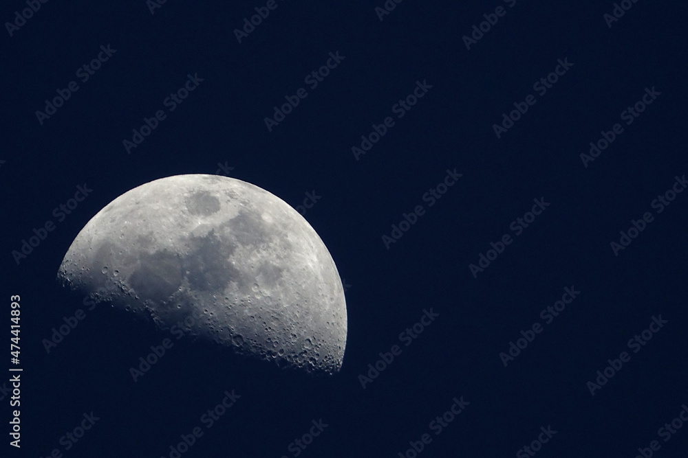 Demi lune et ses nombreux cratères dans le ciel de l'île de la Réunion Demi lune et ses nombreux cratères dans le ciel de l'île de la Réunion