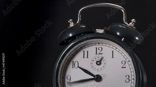 5 -4 -3 -2 -1 minutes running down slowly to 12 (editable). Alarm clock (retro, used), starting with fast running indicators. For topics like climate change, deadlines, danger ... lot of copy space.