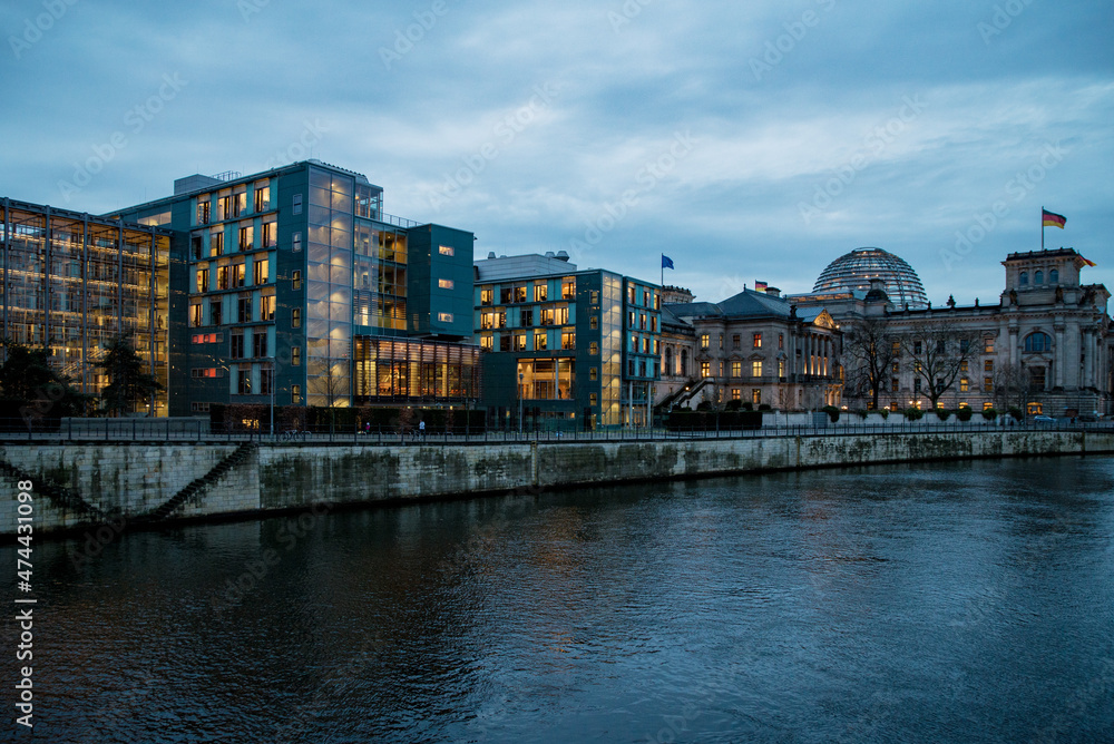 Berlin Reichstagufer Bundestag Dämmerung Lichter  