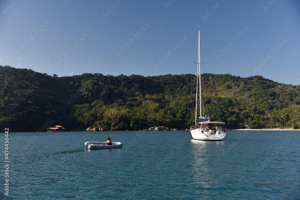 Veleiro e bote de turistas na Baía da Ilha Grande Veleiro e bote de turistas na Baía da Ilha Grande