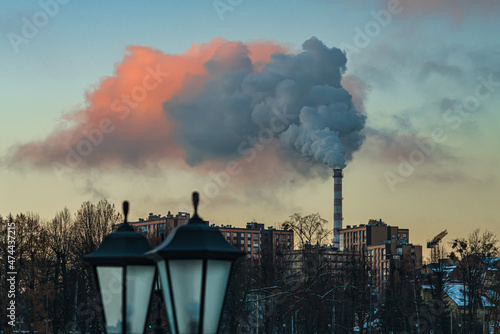 Fotografia Urban winter landscape with a large chimney from which steam and smoke
