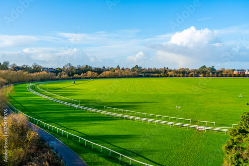 Foto View of the empty horse race course in Chester, UK
