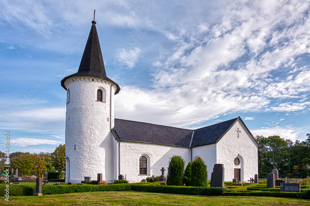 the church of Bollerup with a round tower
