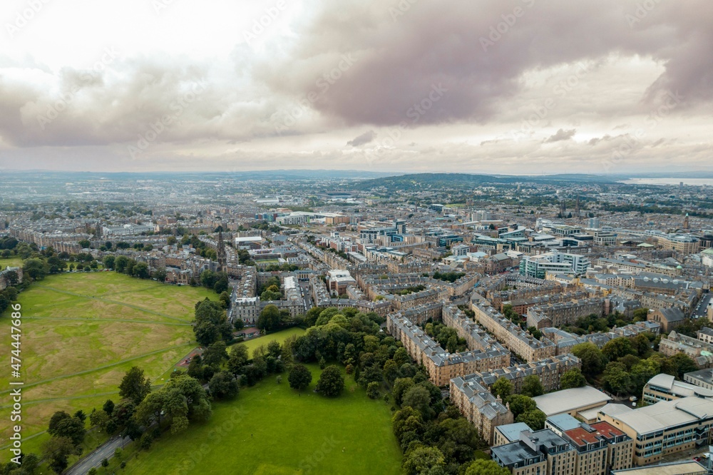 Obraz premium Meadows in the Scottish capital of Edinburgh ideal to exercise on lunch break. Running along the Meadows in Edinburgh is fun and healthy way to explore the beautiful scenery of the Scottish capital