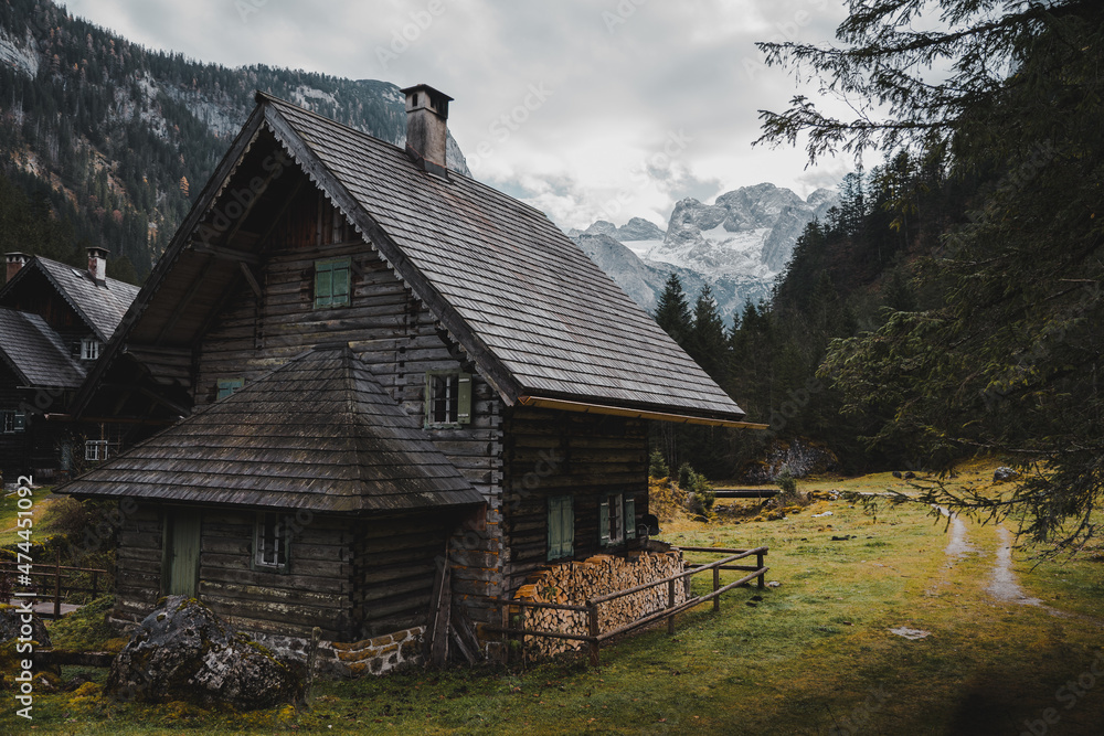 Verlassene Hütte mit Berge Verlassene Hütte mit Berge