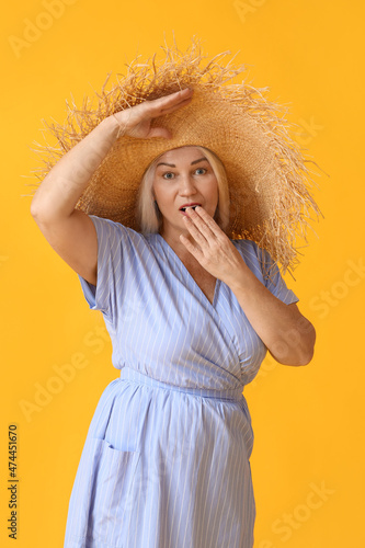 Surprised mature woman in s...