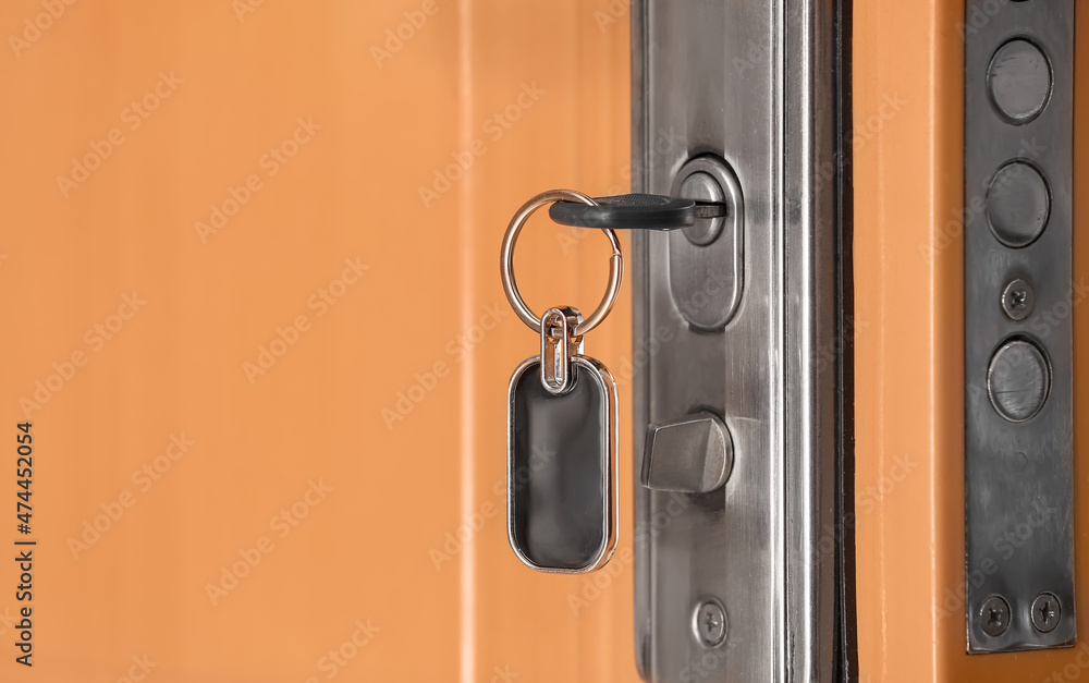 Obraz premium Key inserted in door hole, closeup