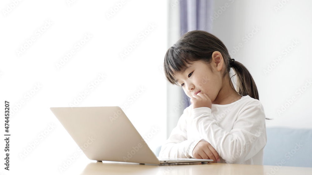 パソコンを使って学習する女の子 パソコンを使って学習する女の子