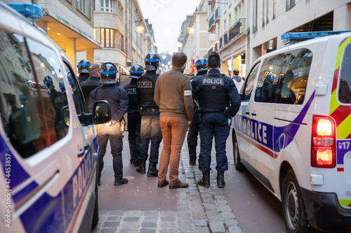 Фотография Compagnie de policiers CRS d'intervention pendant une manifestation dans les rues de Rouen