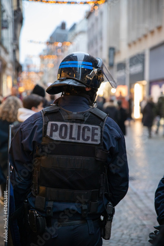 Compagnie de policiers CRS d'intervention pendant une manifestation dans les rues de Rouen. Police Française.