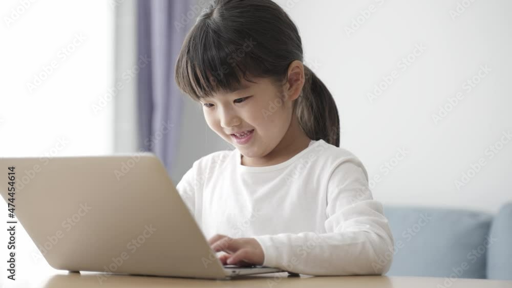 パソコンを使って学習する女の子 パソコンを使って学習する女の子