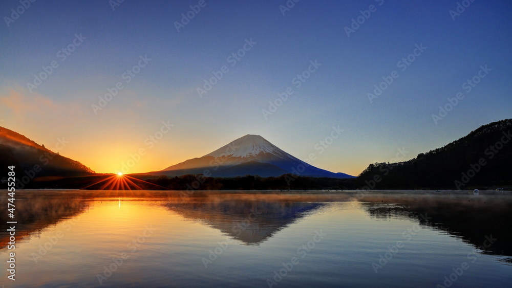 精進湖からの日の出と富士