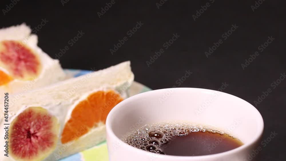 フルーツサンドとコーヒー 回転 フルーツサンドとコーヒー 回転