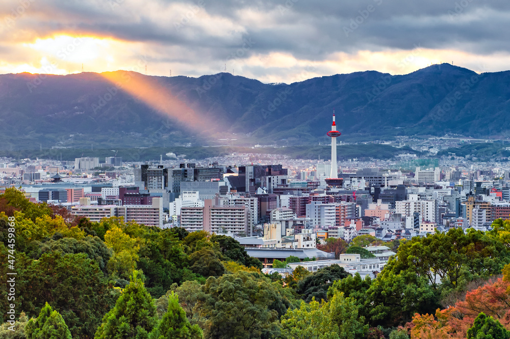 Obraz premium Sunlight on the Kyoto Tower with Kyoto Cityscape, Kyoto, Japan