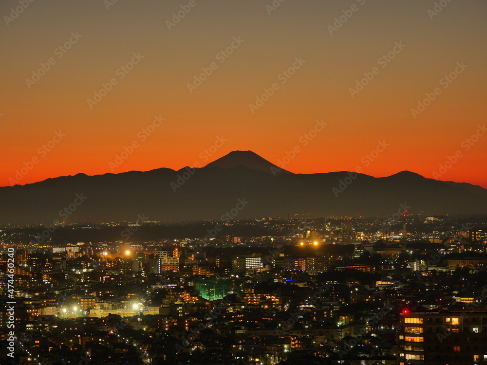 キャロットタワー展望台からの富士山と街並みの夜景