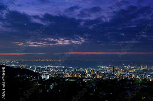 夜明け前の都市景観。夜明けを待つ神戸市街地。東灘区渦が森展望公園から神戸市街地、大阪湾を臨む