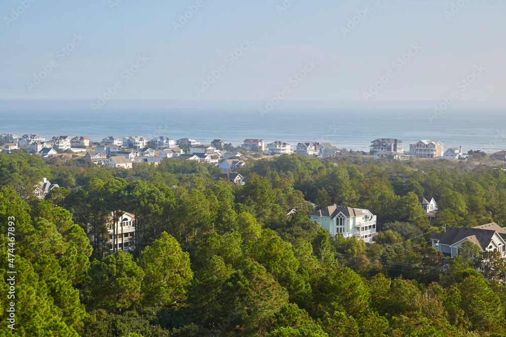 Fototapeta premium Coast along the ocean with large homes on the beach from a high angle