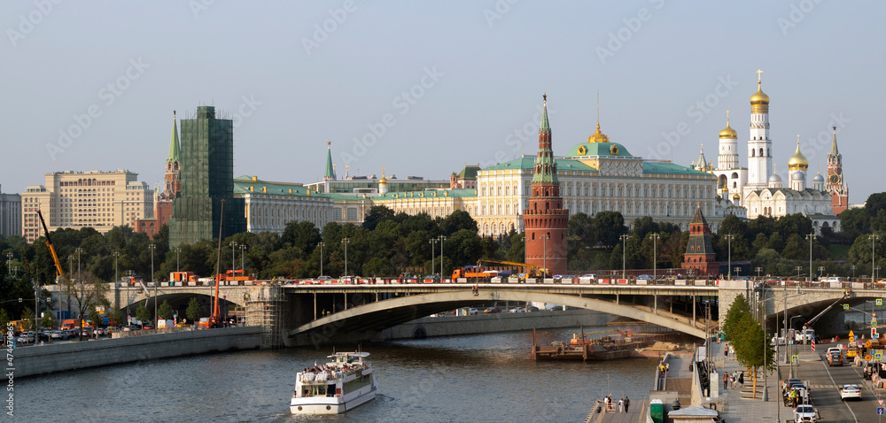 Fototapeta premium bridge over the Moscow river with a view of the center of Moscow